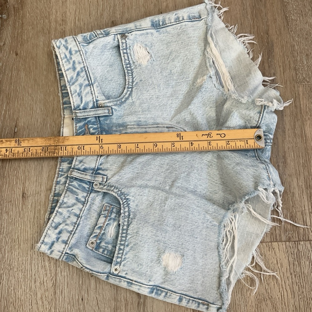 Garage - Light Wash Raw Hem Distressed Denim Shorts - Blue - Junior’s Size 0 - Picture 10 of 11